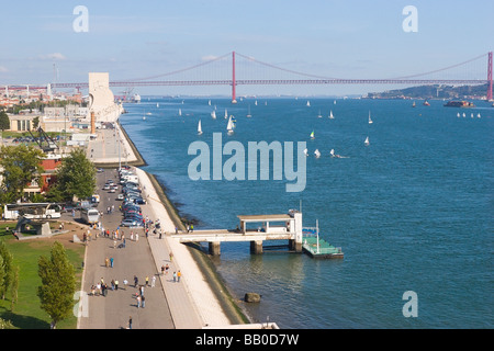 Tajo River con yacht e moderno ponte Foto Stock