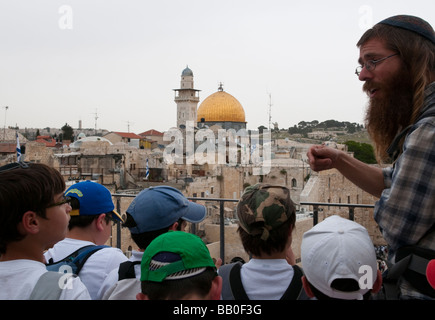 Israele Gerusalemme vecchia città di gruppo di bambini ebrei con la loro guida si affaccia il Duomo della Roccia Foto Stock