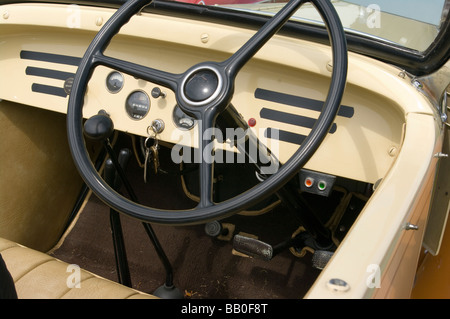 Volante e sul cruscotto di un 1932 Chevrolet interni confederato Foto Stock