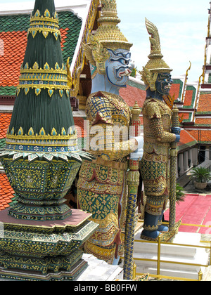 Statue in Wat Phra Kaeo Tempio del Buddha di Smeraldo Grand Palace a Bangkok in Tailandia Foto Stock