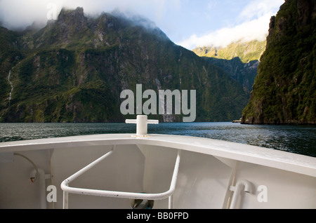 La prua di una nave da crociera in Milford Sound Isola del Sud della Nuova Zelanda Foto Stock