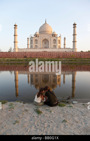 Turista giovane di fronte al Taj Mahal in Agra India Foto Stock