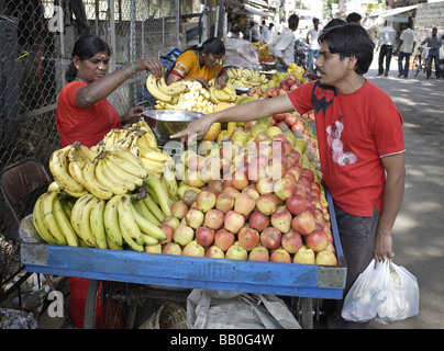 Indien donne vendono frutti Bangalore Foto Stock