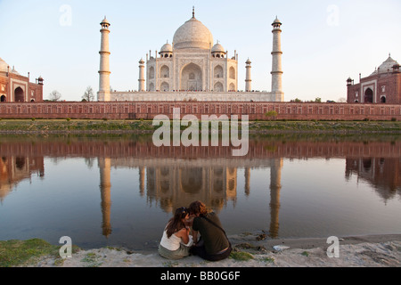 Turista giovane di fronte al Taj Mahal in Agra India Foto Stock