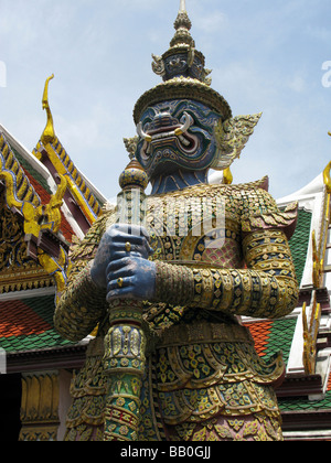 Statua in Wat Phra Kaeo Tempio del Buddha di Smeraldo Grand Palace a Bangkok in Tailandia Foto Stock