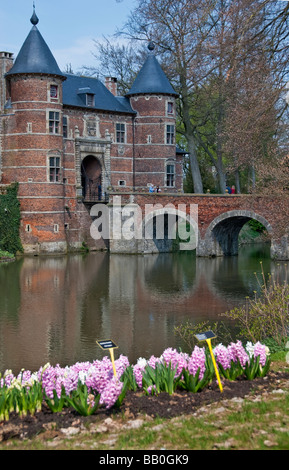 Il Giardino del Castello di Groot-Bijgaarden è una popolare destinazione turistica durante la primavera in Belgio. Foto Stock