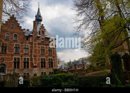 Il Giardino del Castello di Groot-Bijgaarden è una popolare destinazione turistica durante la primavera in Belgio. Foto Stock