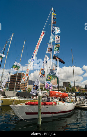 Linea di arrivo nel porto di Hobart. Sydney Hobart Yacht Race 2009. Hobart, Tasmania, Australia. Foto Stock