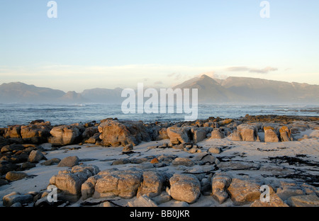 Vista su tutta Houtbaai a Chapman's Peak al tramonto. Long Beach, Kommetjie, Cape Town, Western Cape, Repubblica del Sud Africa. Foto Stock