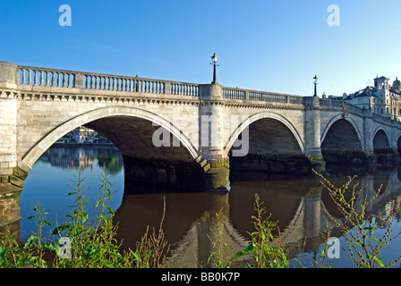 Richmond bridge, attraversando il fiume Tamigi tra Richmond e st margarets o east twickenham, Inghilterra Foto Stock