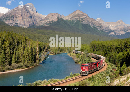 Treno e ferrovia con paesaggio di montagna: Un Canadese Pacific locomotiva diesel il trasporto merci nel Parco Nazionale di Banff. Foto Stock