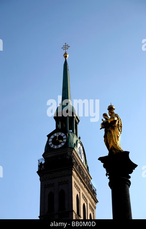 Vecchia Chiesa di Pietro e la Santa Maria statua dorata Monaco di Baviera Baviera Germania Foto Stock