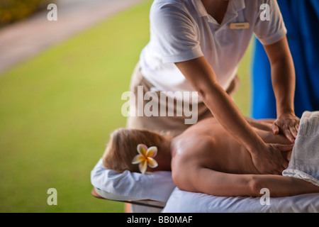 Donna ricevere massaggi nella spa resort; Fairmont Kea Lani, outdoor gazebo spa, Wailea, Maui, Hawaii, STATI UNITI D'AMERICA Foto Stock