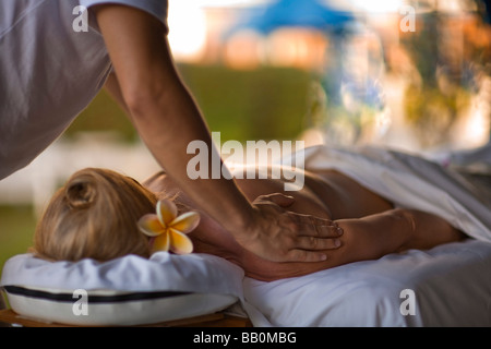 Donna ricevere massaggi nella spa resort; Fairmont Kea Lani, outdoor gazebo spa, Wailea, Maui, Hawaii, STATI UNITI D'AMERICA Foto Stock