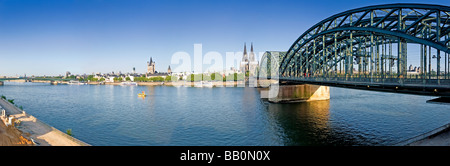 Hohenzollern Brucke (ponte) e la Cattedrale di Colonia, Colonia, Germania Foto Stock