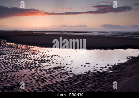 Tramonto a Baia Budle Northumberland Foto Stock