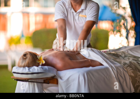 Donna ricevere massaggi nella spa resort; Fairmont Kea Lani, outdoor gazebo spa, Wailea, Maui, Hawaii, STATI UNITI D'AMERICA Foto Stock