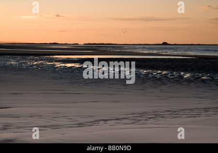 Tramonto a Baia Budle Northumberland Foto Stock