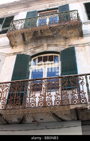 Balcone difettoso in calcestruzzo di rinforzo in acciaio esposti Funchal Madeira città in riva al mare isola portoghese nella metà Oceano Atlantico Foto Stock