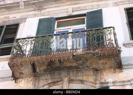 Balcone difettoso in calcestruzzo di rinforzo in acciaio esposti Funchal Madeira città in riva al mare isola portoghese nella metà Oceano Atlantico Foto Stock