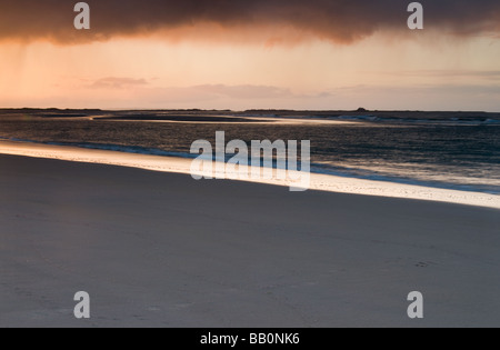 Tramonto a Baia Budle Northumberland Foto Stock