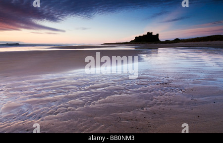 Il castello di Bamburgh all'alba Foto Stock