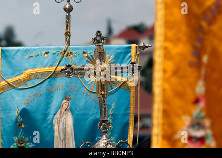 Chiesa di banner e crocifisso la benedizione del mare dopo la processione annuale di massa dei marinai Gustavia Saint Barthelemy giorno Foto Stock