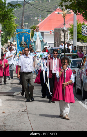 I marinai la celebrazione eucaristica e la benedizione della processione a mare Gustavia Saint Barthelemy giorno Foto Stock