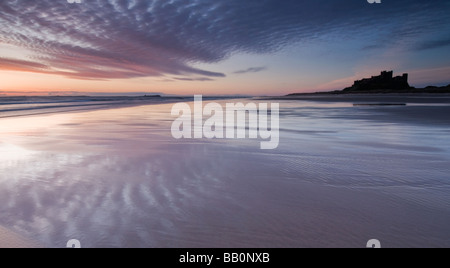 Il castello di Bamburgh all'alba Foto Stock