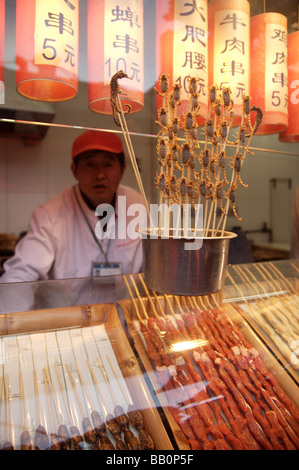 Vendita di stallo scorpions live su un bastone a Beijing in Cina Foto Stock