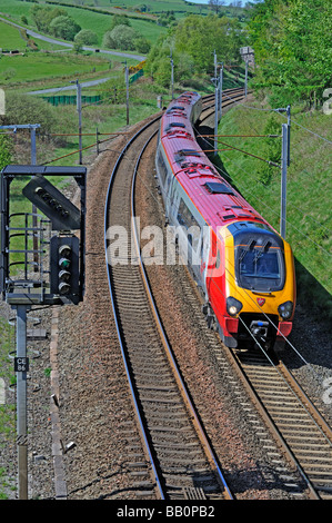 La British Rail Class 221 SuperVoyager elettrica diesel unità multiple, in velocità. Linea principale costa occidentale, Lambrigg, Cumbria, Inghilterra. Foto Stock