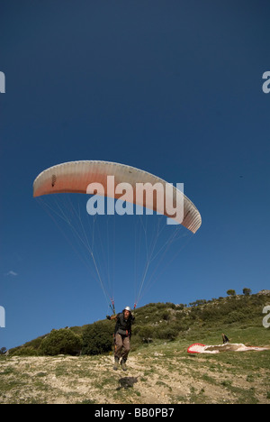 Pilota di parapendio lancio da moountain top Foto Stock