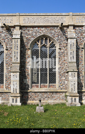 Una finestra in Sant'Andrea Chiesa Walberswick, Suffolk, Inghilterra, Regno Unito Foto Stock