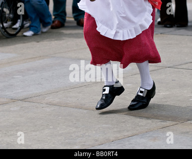 Le gambe e i piedi della Madre dal monaco Seaton Morris uomini ballare a Londra. Foto di Gordon Scammell Foto Stock