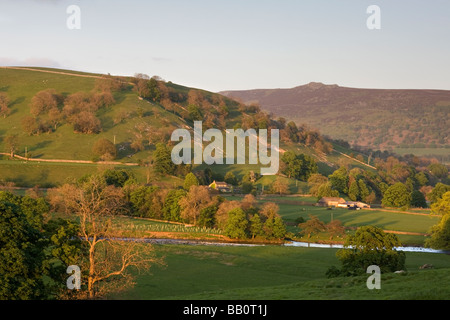 Una vista di Wharfedale vicino Burnsall nel Yorkshire Dales, guardando verso il rocky sumit di Simon del posto di guida Foto Stock