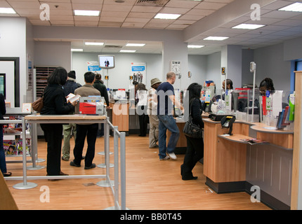 Royal Mail Post Office all'interno di W H Smith Plaza - Oxford Street - Londra Foto Stock