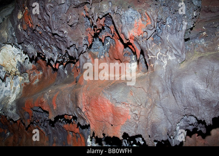 Lava raffreddata con ossido di ferro di deposito all'interno del tubo di lava. Big Island delle Hawaii Foto Stock