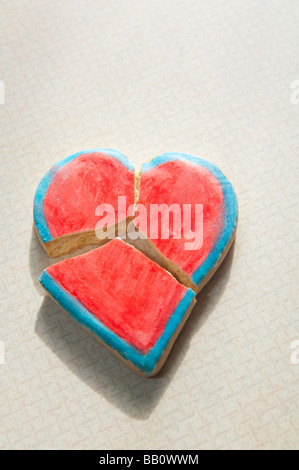 Broken heart-shaped Valentine cookie, nessun briciole. Foto Stock