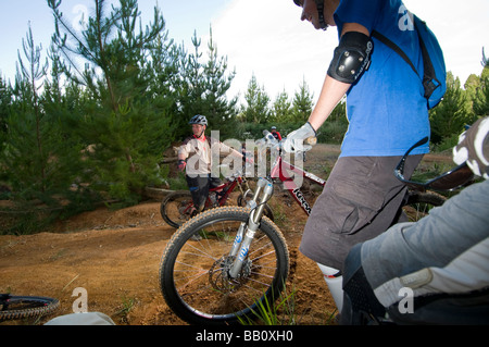 Gruppo di uomini di diverse età sulla bici di montagna Foto Stock