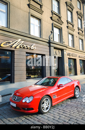Auto di lusso al di fuori di negozi costosi nella sistemazione di zona di Tallinn, Estonia. Foto Stock