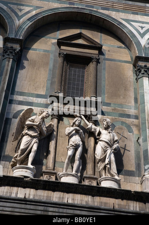 La scultura sopra la porta, Battistero del Duomo di Santa Maria del Fiore, Firenze, Italia, Aprile 23, 2009. Foto Stock