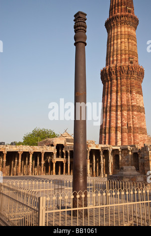 Gupta pilastro di ferro al Qutb Minar a Delhi in India Foto Stock