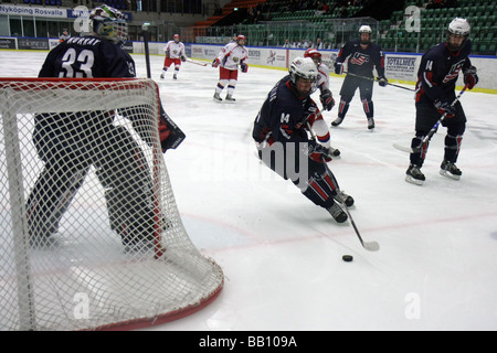 U18 partita di hockey su ghiaccio tra Stati Uniti e Russia. Goalie n. 33 Adam Murray. N. 44 Adam Clendening con il puck. Estrema destra Kevin Lynch Foto Stock