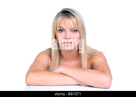 Testa e spalle colpo di una splendida bionda pelose giovane donna isolato su sfondo bianco Foto Stock