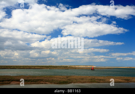 Una barca a vela in direzione di Burnham Overy Staithe sulla Costa North Norfolk. Foto Stock