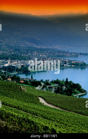 La Svizzera vista aerea della bella cittadina portuale di Montreux sul Lago di Ginevra Svizzera Foto Stock