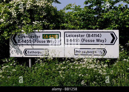 Cartello stradale su Fosse Way, Warwickshire, Inghilterra, Regno Unito Foto Stock