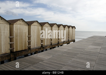 Fila di cabine sulla spiaggia, presso holiday resort sul mare Foto Stock