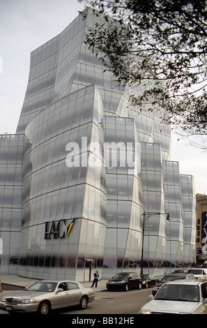 Architetto Frank Gehry's IAC World HQ, in Chelsea District di Manhattan a New York, da sud-ovest con il bus di scuola Foto Stock