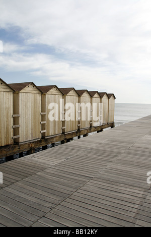 Fila di cabine sulla spiaggia, presso holiday resort sul mare Foto Stock